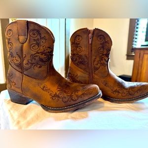 Size 7.5 women’s Roper short boot